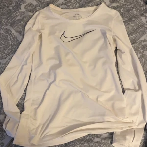 Nike träningströja - Oanvänd nike träningströja strl M. Passar xs-M
