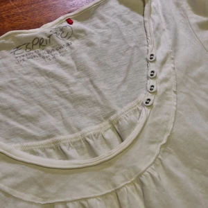 Esprit 00 topp  - Äldre vit topp från esprit. Märkt l men passar mer m tycker jag. 39 kr. Samfraktar vid köp av flera varor för 66 kr 🌸❣📦