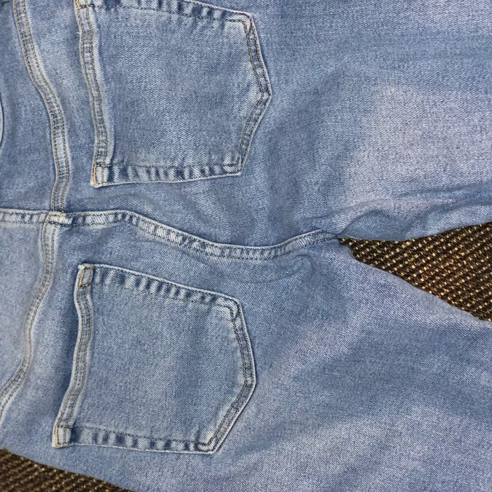 Snygga jeans nästan helt oanvända , stretchigt jeans material strl 42. Jeans & Byxor.