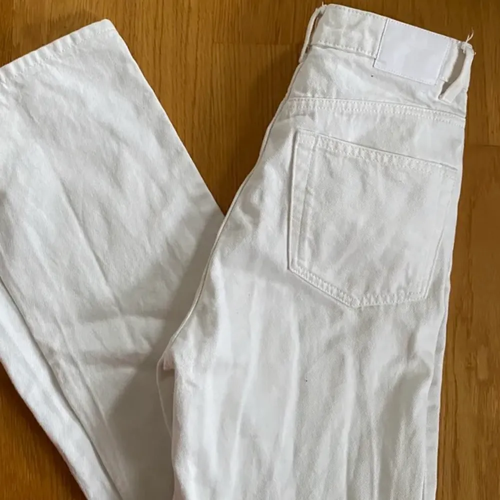 Jag säljer mina nästan helt oanvända jeans från Weekday i modellen ”rowe”, då jag köpte de i fel storlek. Byxorna är 32 i längd och 25 i midjan. Säljer för 150kr + frakt❤️ Kan skicka fler bilder 🥰. Jeans & Byxor.