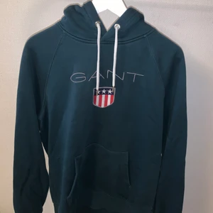 Grön gant hoodie  - Mörkgrön gant hoodie, bra skick, storlek large.  Pm för pris