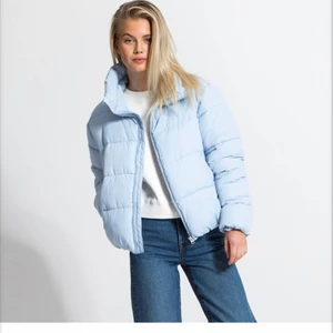 Blå dunjacka💙 - En ljusblå dunjacka från Lager 157, kort i modellen💙storlek S men passar även en M, den är lite oversized💙säljer då jag inte får användning för den och vill ha en ny💙köpt för 400 och är i nyskick, använd 2 gånger💙skriv privat för bilder på eller andra frågor💙