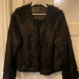 Svart fuskpälsjacka från Gina tricot  - Svart fuskpälsjacka från Gina tricot.