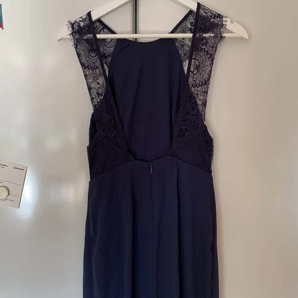 Säljer min fina marinblåa balklänning från 9an. Använd varsamt 1 gång. Hela klänningen är 148 cm lång. Den är insydd vid brösten men går lätt att sprätta upp vid behov. . Klänningar.