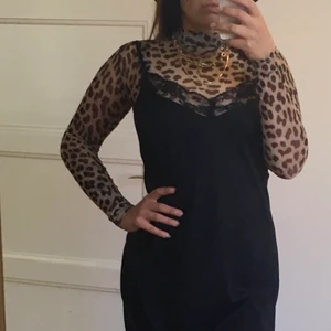 Mesh-polo leopard - Mesh polo med leaopardmönster från Gina tricot. Fin att ha som den är eller med linne/top under eller med T-shirt eller klänning över 🤗 möts upp i Malmö, eller så står köparen för frakt ✨