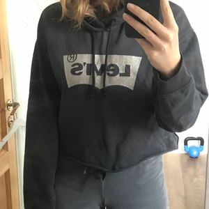 Levis hoodie  - Svart Levis hoodie i fint skick som köptes för något år sen, säljer eftersom den inte kommer till användning.      