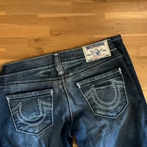 True religion - Säljer mina trues som är för små och aldrig använda! Köptes på sellpy i början av året. Modellen är skinny och lowwaist!  Skriv om ni har fler frågor! PRIS KAN DISKUTERAS