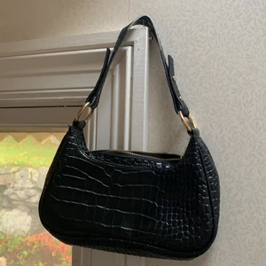 mini bag - Handväska från NLY, är i mycket gott skick förutom en slitning på själva toppen av bandet. Fake, efterliknat krockodilskinn. Köpare betalar frakt: 51 kr spårbart! Hör av er vid frågor ❤️