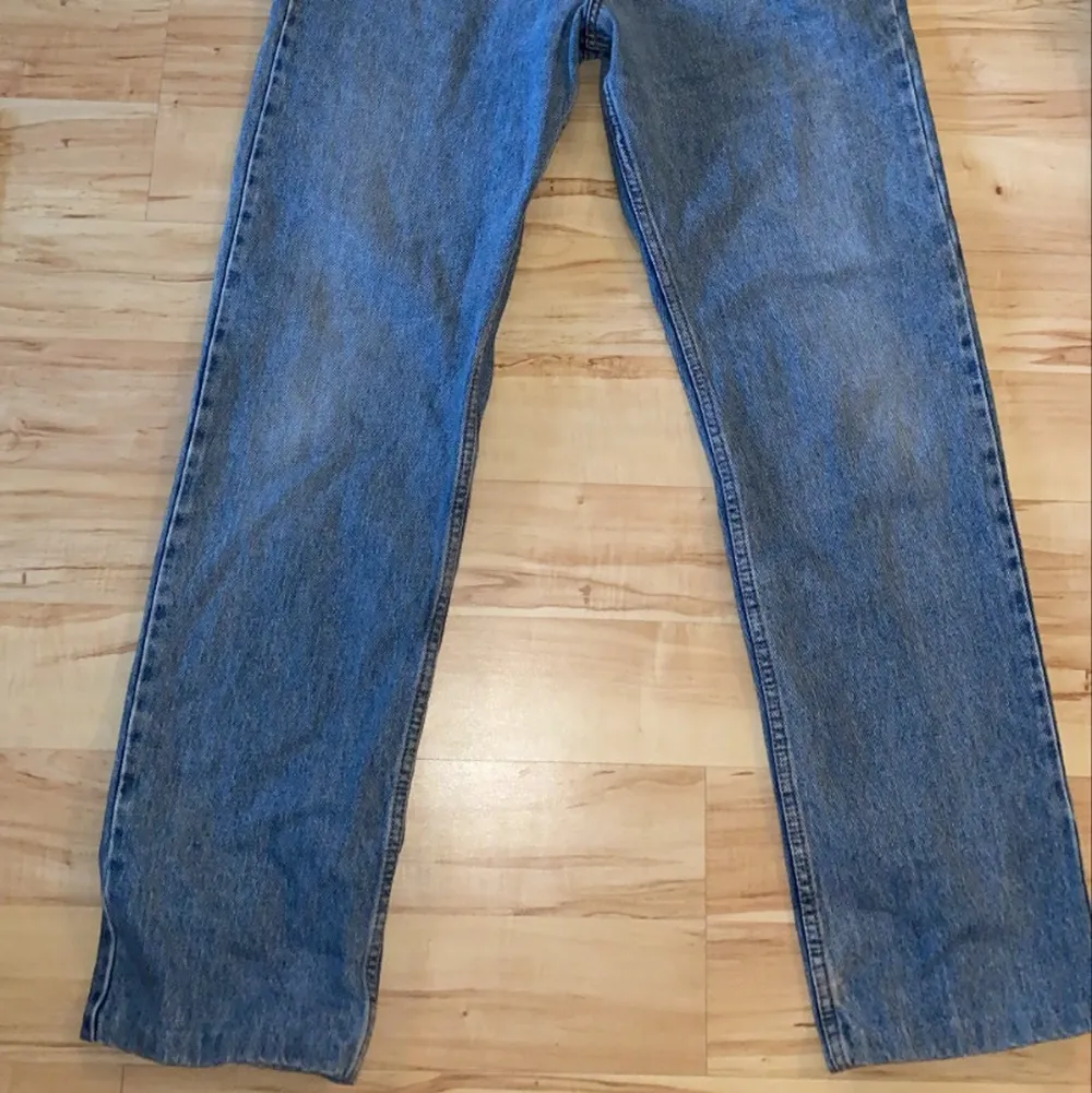 Säljer dessa Vintage Jeans! Raka och långa. M ungefär. Köparen står för frakt 💕. Jeans & Byxor.