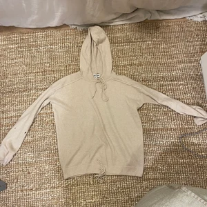 Cashmere hoodie  - Säljer min beigea cashmere tröja i storleken small eftersom att jsg inte använder den. Den har lite hål i ena armen men syns inte så mycket.