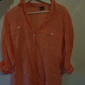 Skjorta - Skjorta storlek 38 från ginatricot. Jag gjorde första bilden väldigt mörk för att man ska kunna se ungefär färgen bättre på den. 