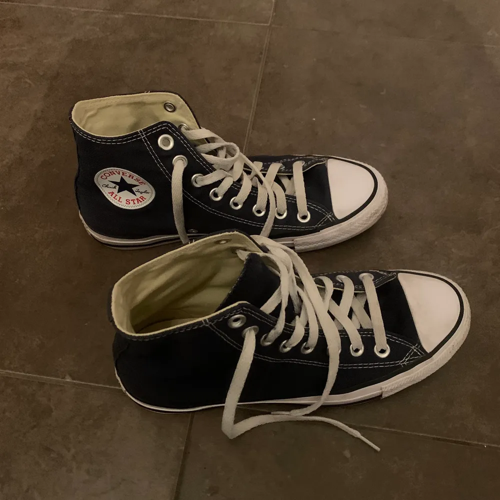 Intressekonflikt på mina Converse i mörkblå färg. Storlek 39.5. Dem är knappt använda därav i väldigt fint skick. Bud startar från 400. Skor.