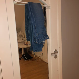 Jeans från Gina - Blåa skinny jeans från Gina Tricot. Använda ca 10 gånger och är som nya i skicket, storlek xs.