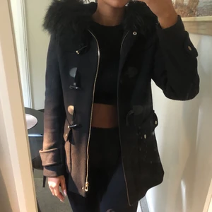 Jacka -  Svart jacka från ZARA✨ Storlek S (lite nopprig på undersidan av armarna men det går säkert att ta bort, annars i bra skick) 