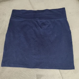 Mörkblå kjol storlek s  - Har använt den mindre än 10 gånger, köpte den i Rumänien för ett år sen och har varit i garderoben sen dess. Bra skick, som ny. Storlek S. Mörkblå. 