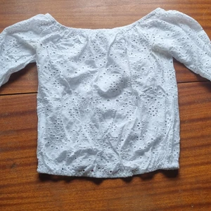 Vit tröja - Så fin storlek m. 19 kr. Frakt 45 kr. Samfraktar vid köp av flera varor för 66 kr 💕❣