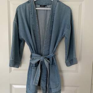 Kimono i jeans från Kappahl, knappt använd 200 kr, storlek S, köparen står för ev frakt 