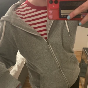 Grå zip hoodie  - As snygg grå zip hoodie från Lager 157, lång och mysig från herr tror jag, nästan oanvänd. frakt tillkommer 💘💘