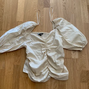 Beige blus  - En beige blus från kappahl i strl m 