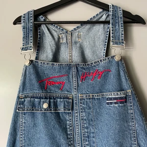 Tommy Hilfiger hängselshorts ! - Balla hängselbyxor/shorts från Tommy Hilfiger i bra skick. Stor i storleken. Har flera fickor, sitter åt vid midjan men byxdelen sitter lite lösare. Ej streching 🤍