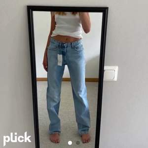 Säljer mina helt nya zara jeans! ❤️buda privat eller i kommentarerna! Frakt tillkommer på 66 kronor! Direktpris 570❤️bud på 400
