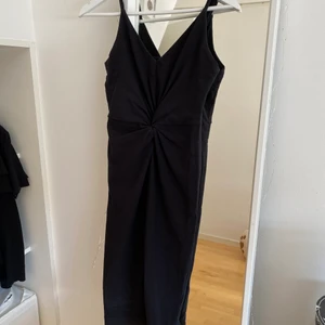 Klänning - Svart klänning från H&M. Knytdetalj som gör att den sitter snyggt vid bysten. Banden går att göra kortare/längre.