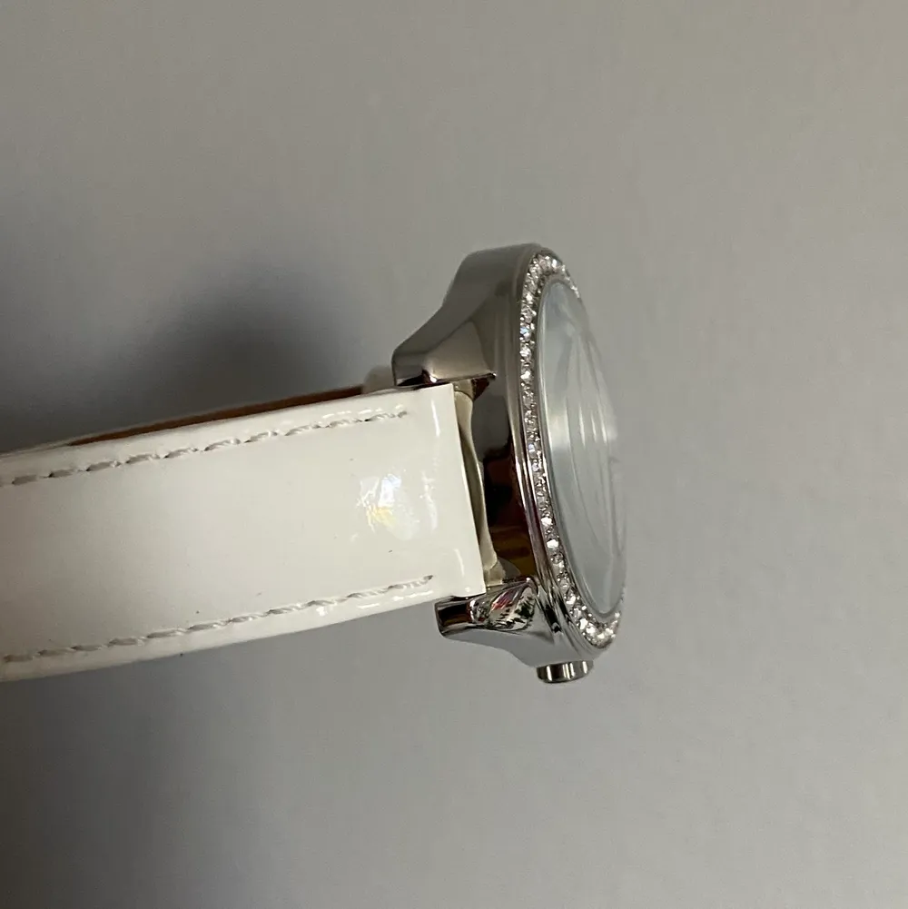 Säljer min äkta guess klocka med vitt läderband till. Knappt använd så den är i mycket bra skick! . Accessoarer.