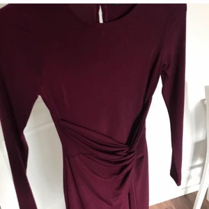 Klänning - En fin klänning från Bikbok, i strl Xs. Öppen vid knäna o helt oanvänd. Frakt tillkommer!
