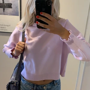 Zara tröja - Lila tröja från Zara endast använd 1 gång. Orginal pris 269kr. Jag på bilden är 164 och tröjan sitter perfekt storleksmässigt på mig.