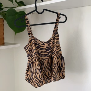 Zebra topp - Säljer min jättefina zebra topp från hollister då den tyvärr blivit för liten! Skicka för fler bilder eller frågor. Frakt tillkommer<3
