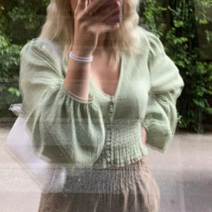 Tröja - Säljer min assnygga gröna tröja från monki i storlek S! Den är i nyskick och verkligen en sån fin tröja i skönt material osv! säljer pga ingen användning❤️