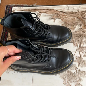 Dr Martens 1460 BEX 8 EYE BOOT UNISEX - Modell: 1460 BEX 8 EYE BOOT UNISEX.      Märke: Dr Martens.      Skick: Nya      Nypris: 2 200kr 