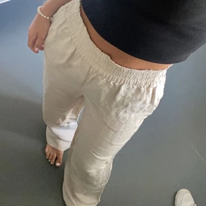 Linnebyxor  - Säljer dessa superfina linnebyxorna från h&m i storlek S som just nu är slutsålda på deras hemsida⚡️ aldrig använda, endast provade och lappen sitter fortfarande på🤍 HÖGSTA BUD: 380kr + frakt
