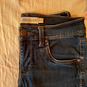 Lågmidjade jeans - Snygga lågmidjade skater jeans💜 Strl 40 men passar mindre om man har bälte i🥰 