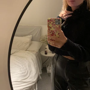 Snygg antickad tröja - Jättefin stickad tröja med lite högre krage. Köparen står för frakten. 