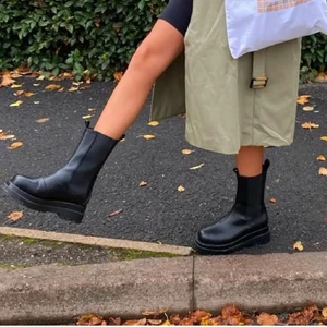Boots - Säljer mina sjukt snygga chunky boots som är jätte trendiga inför hösten, passar jätte bra med kjol och klänning men även jeans. ( inte helt säker på att jag vill sälja dem, säljer endast vid bra bud). Köparen står för frakt.