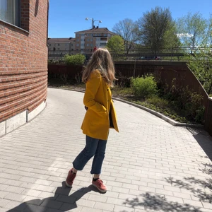 Gul kappa från Zara - En jättegullig, varmt gul höstkappa från zara, som lyser upp nu när det blir mörkare! Den har en (väldigt liten) fläck på ena fickan, skriv privat så skickar jag bild. Hittade den second hand för flera år sen, så den finns inte i butik. Tror den är i ull💗💗💗