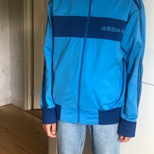 Adidasjacka  - Fin adidasjacka i retro-stil! Storlek M. Köpare betalar frakten ☺️! 