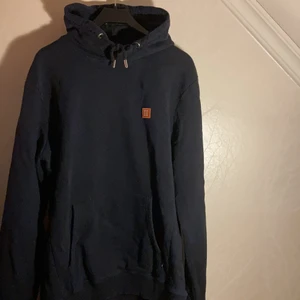 Les Deux huvtröja - Säljer Les Deux huvtröja i mörkblå. Säljer den för 200kr + frakt 