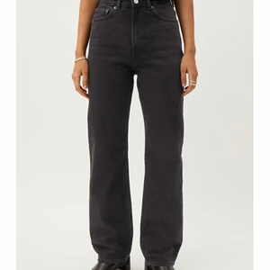 Ett par svarta jeans från weekday! - Svarta högmidjade jeans från weekday jätte sköna och passar bra!!