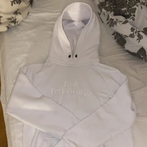 Vit peak performance hoodie  - Vit Peakperformance hoodie i storlek S. Mycket fint skick , använd ett par fåtal gånger. Snörena har jag vid sidan om så de kan man få med. Nypris 1199kr