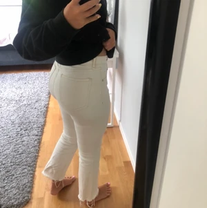 Beiga jeans😙 - Gör en intressekoll på dessa super snygga jeans!!💞 dom är från mango i storlek 36 men är stretchiga så passar även folk som oftast bär 38!!! Sitter som en perfekt. 
