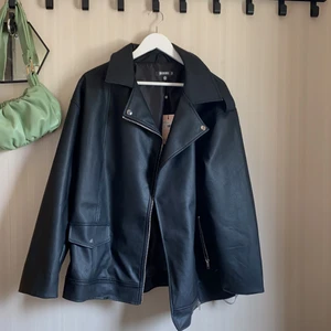 Bikerjacka från Missguided - Oversized bikerjacka från Missguided. Aldrig använd, lappen sitter kvar. Stl 36. Säljer för 350kr och köparen står för frakt.