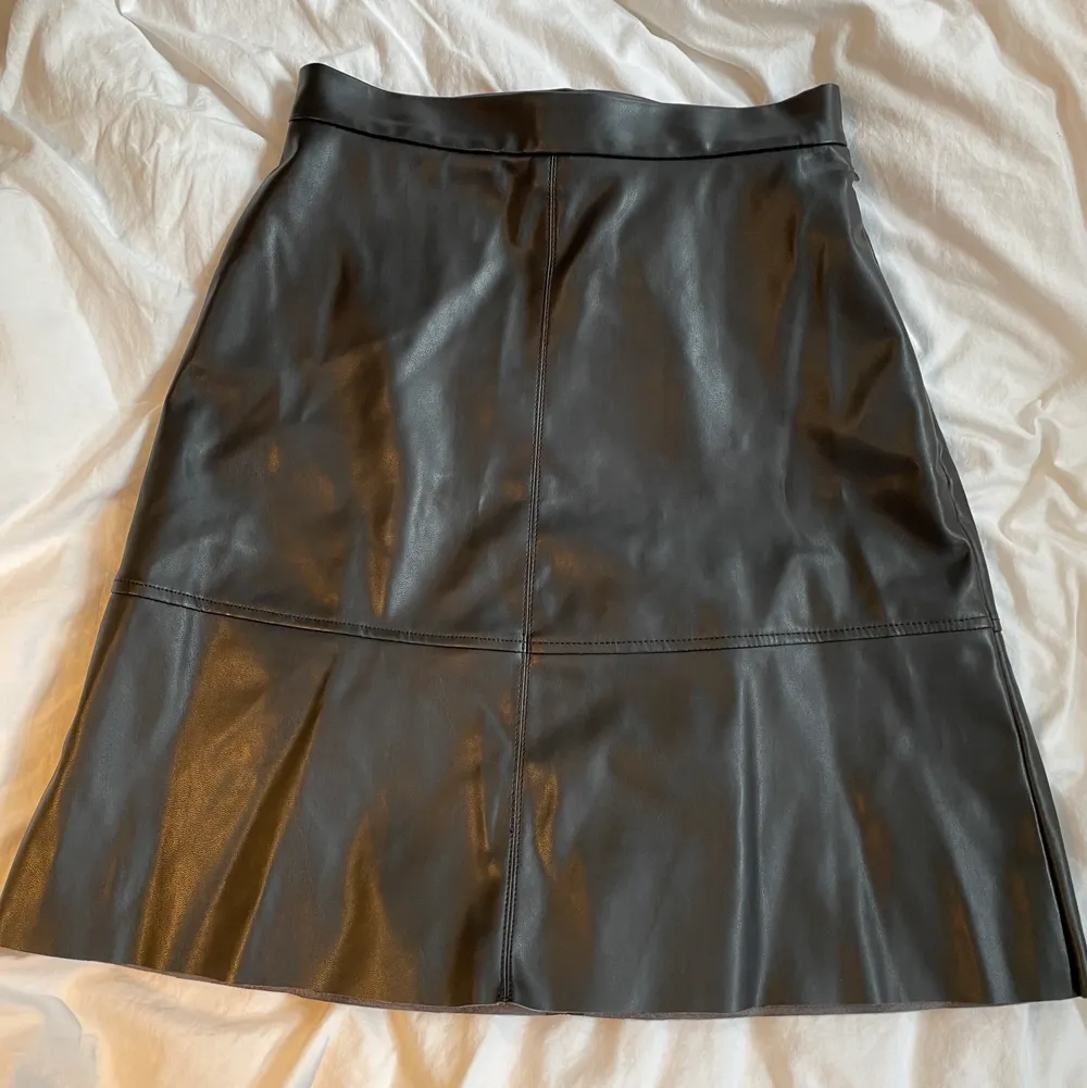 Skinimiterad kjol från H&M i storlek 38🖤⚡️som nyskick. Kjolar.