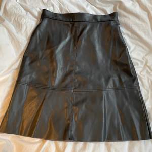 Skinimiterad kjol från H&M i storlek 38🖤⚡️som nyskick