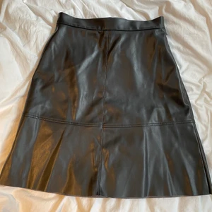 Kjol - Skinimiterad kjol från H&M i storlek 38🖤⚡️som nyskick