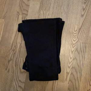 Svarta bootcut jeans från Gina tricot i storlek S