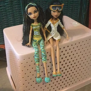 Monster High  - Dessa är fina men saknar byxor 150,kr för båda 