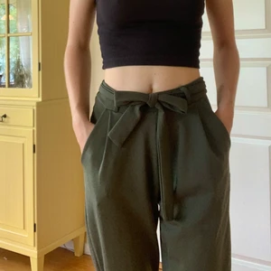 Khakigröna byxor  - Så bekväma och snygga!! Kan användas både som mjukisbyxor eller till finare tillställningar. Bandet i midjan är löstagbart. Byxorna är i okej skick med några få skavanker som knappt syns, kontakta mig för bilder. Jag är 170 cm och byxorna är ankellånga på mig.