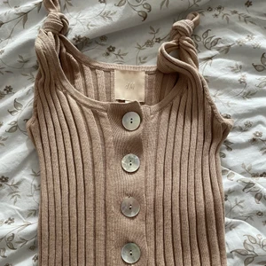 H&M  - Ett jäättegulligt linne från H&M använd 2 gånger & den har smått färgade skiftande knappar! Man kan ta bort knutarna på axelbanden om man vill de:)❤️